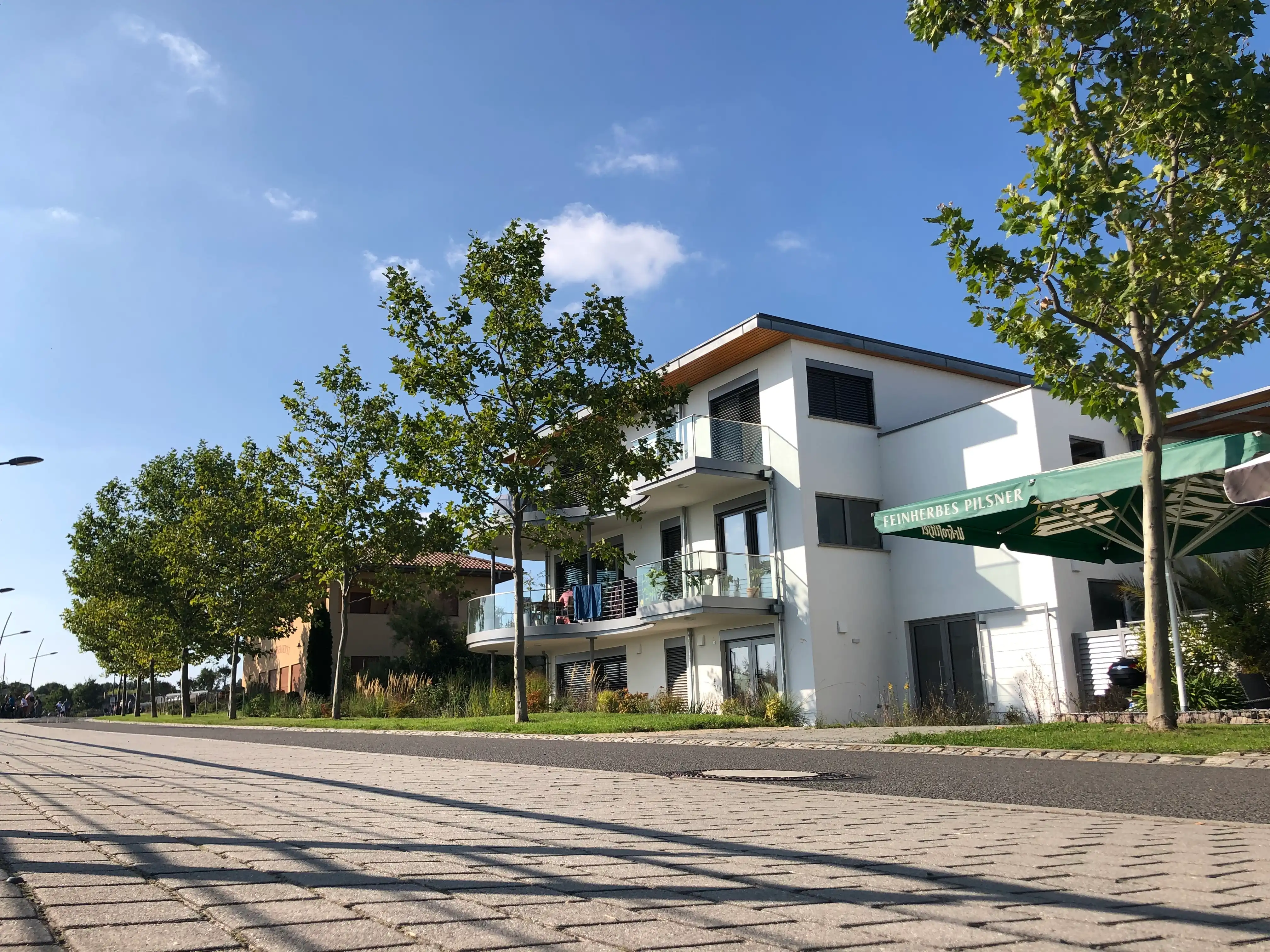 Seepromenade mit Blick auf Ferienwohnung Markleeberger See